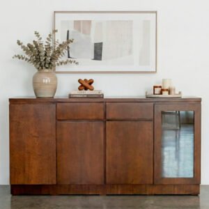 Bahiut de madera oscura de 1,80 metros con diseño minimalista, cuatro puertas (una con frente de vidrio templado) y dos cajones superiores, ideal para organización en comedores modernos.