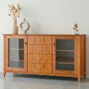 Bahiut de madera con acabado veteado natural, cuatro cajones centrales con tiradores metálicos y dos puertas laterales de vidrio con estantes internos, sobre fondo blanco profesional para catálogo.