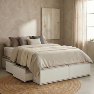 Base de cama tipo Box de madera clara con frentes blancos, que incluye tres cajones laterales de gran capacidad y un zapatero frontal abatible, mostrada en un ambiente de dormitorio minimalista con tonos neutros.