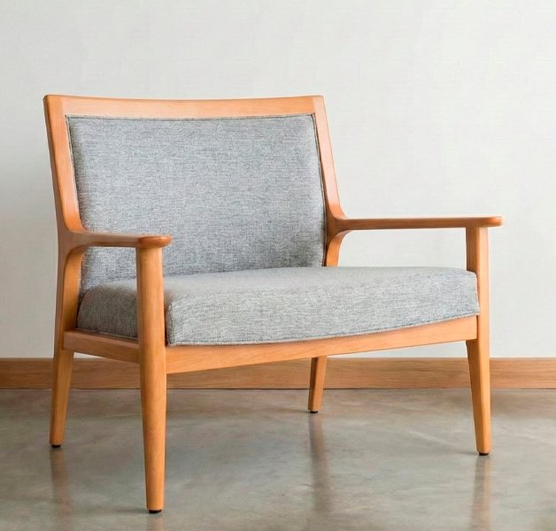 Butacón de estilo nórdico con estructura de madera clara, apoyabrazos integrados y tapizado en tela gris melange, ubicado en un ambiente minimalista con piso de cemento y pared blanca.