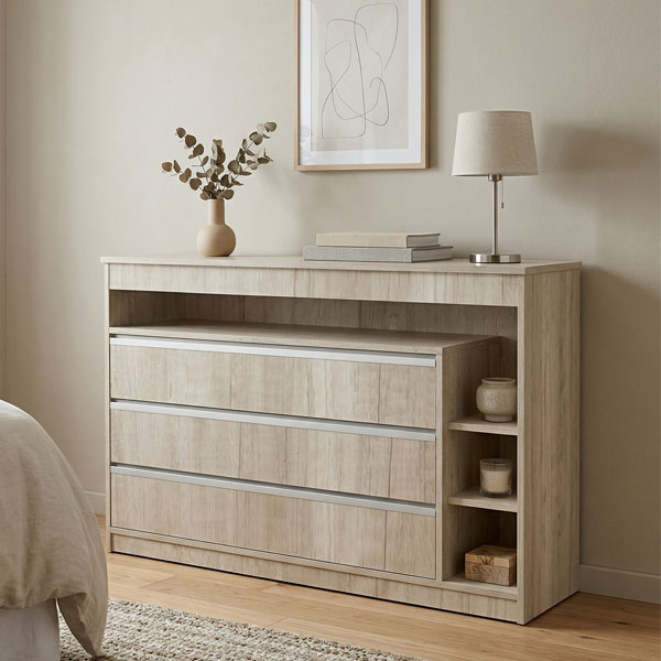 Cómoda Stylus modelo Helsinky en madera clara con tres cajones amplios y tres estantes laterales abiertos, diseño moderno y minimalista.