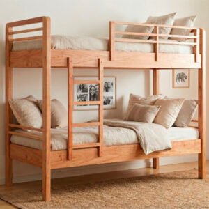 Cama cucheta de madera maciza con escalera lateral y barandas de seguridad para dormitorio juvenil.