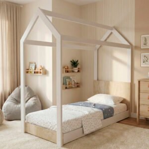 Cama infantil con estructura en forma de casita modelo Neo, fabricada en madera clara y blanco, situada en un dormitorio de tonos neutros con decoración nórdica y alfombra beige.