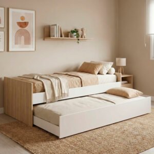 Cama nido juvenil de madera clara y blanco con cama supletoria extraída, situada en un dormitorio decorado en tonos tierra y beige con una alfombra de yute, cuadros minimalistas y una repisa de madera.