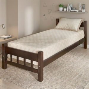 Cama de una plaza fabricada en madera maciza de color tabaco con colchón de diseño geométrico sobre fondo blanco.