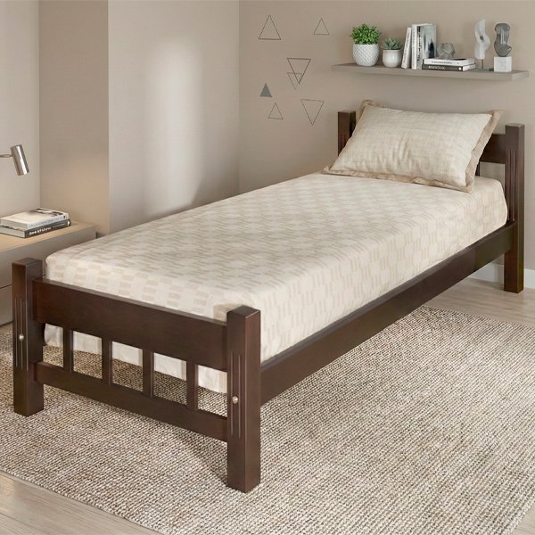 Cama de una plaza fabricada en madera maciza de color tabaco con colchón de diseño geométrico sobre fondo blanco.