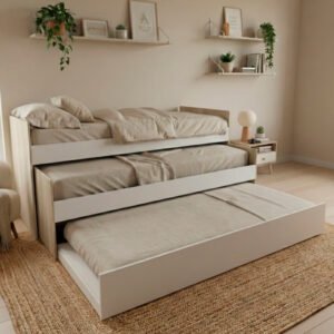 Cama nido triple de madera clara y blanco en un dormitorio juvenil con paredes lisas color neutro, alfombra beige y decoración minimalista bajo luz natural.