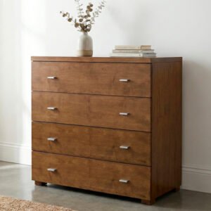 Cómoda de madera de cuatro cajones con tiradores metálicos modernos, situada en un ambiente iluminado de forma natural con paredes neutras y piso de estilo cemento.