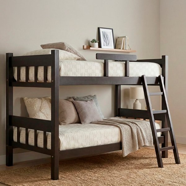 Cama litera de madera maciza oscura con escalera inclinada lateral y barandillas de seguridad en la cama superior, sobre fondo blanco. Muestra dos colchones con estampado claro sutil.