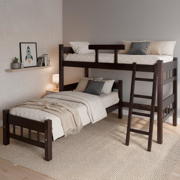 Cama cucheta rinconera de madera maciza en color wengué, con cama superior elevada, cama inferior perpendicular y escalera de acceso frontal.