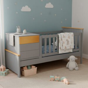 Cuna funcional de color gris con detalles en madera natural, que incluye una cajonera integrada de tres niveles y barandilla lateral de seguridad, diseñada para convertirse en cama juvenil.