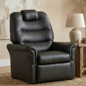 Poltrona reclinable modelo Diva tapizada en color negro de textura suave, ubicada en un living moderno con paredes de tonos crema, una alfombra de fibras naturales, una lámpara artesanal y una planta decorativa de fondo.