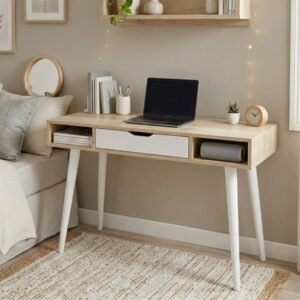 Este es el texto que ayuda a la accesibilidad y al SEO en buscadores: Escritorio Neo de 1.20 metros con estructura en melamina color madera Helsinki, cajón central en MDF laqueado blanco y patas cónicas blancas, ambientado en un dormitorio juvenil de tonos neutros.