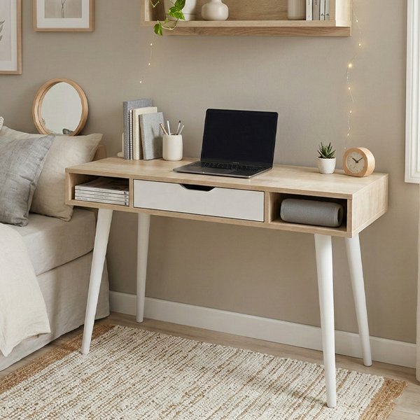 Este es el texto que ayuda a la accesibilidad y al SEO en buscadores: Escritorio Neo de 1.20 metros con estructura en melamina color madera Helsinki, cajón central en MDF laqueado blanco y patas cónicas blancas, ambientado en un dormitorio juvenil de tonos neutros.