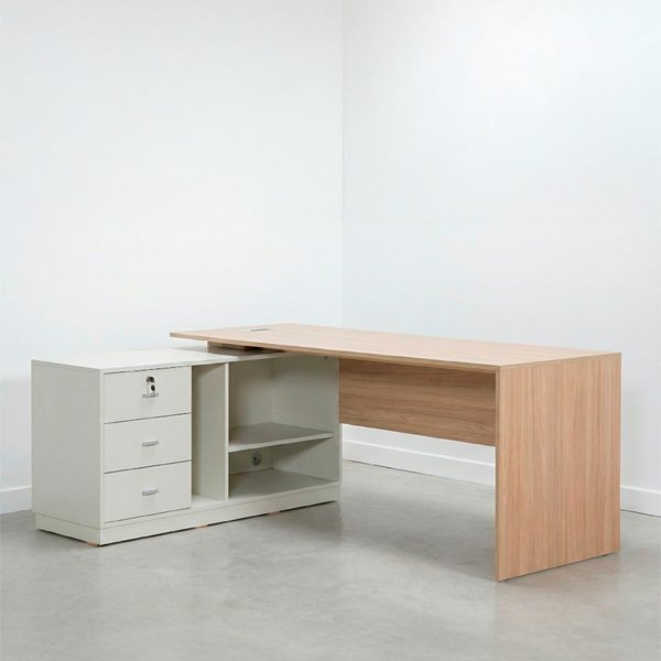 Vista de un escritorio de oficina moderno con forma de L. La superficie principal es de melamina color madera clara apoyada sobre un lateral sólido y, en el otro extremo, sobre un módulo bajo de color ceniza que contiene tres cajones con llave y estantes abiertos. El conjunto está ubicado en una oficina iluminada con suelo de cemento alisado