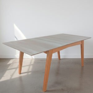 Mesa de comedor modelo Andrea con base de madera paraíso natural y tapa color Helsinki gris claro, estilo nórdico, disponible en medidas de 1.30 metros y 1.65 metros.