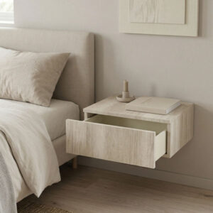 Mesa de luz flotante modelo Notte Helsinki de madera clara con un cajón abierto, instalada junto a una cama en un dormitorio de tonos neutros y estilo minimalista.