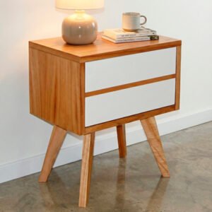 Mesa de luz de estilo nórdico con estructura de madera natural, patas inclinadas y dos cajones con frontales de color blanco sobre fondo neutro.