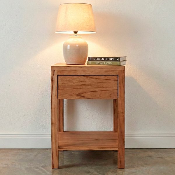 Mesa de luz de madera con cajón superior y estante bajo, diseño moderno y funcional para dormitorio.