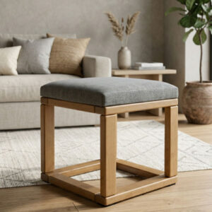 Puff de diseño abierto fabricado en madera maciza de guatambú con asiento tapizado en color gris ceniza, estilo moderno y funcional para living.