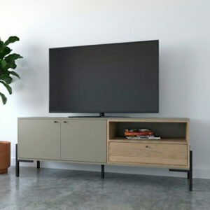 Útil para accesibilidad y SEO. Mueble rack para TV de estilo moderno con acabado en gris mate y madera clara de olmo. Se encuentra sobre un piso de cemento pulido frente a una pared blanca con zócalo. El mueble sostiene una pantalla de 50 pulgadas y está acompañado por una planta de interior en maceta de terracota.