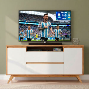 Rack de TV modelo 154 de 1.50 metros fabricado en madera de paraíso natural con puertas y cajones en color blanco, estilo escandinavo, marca Hiper Muebles.