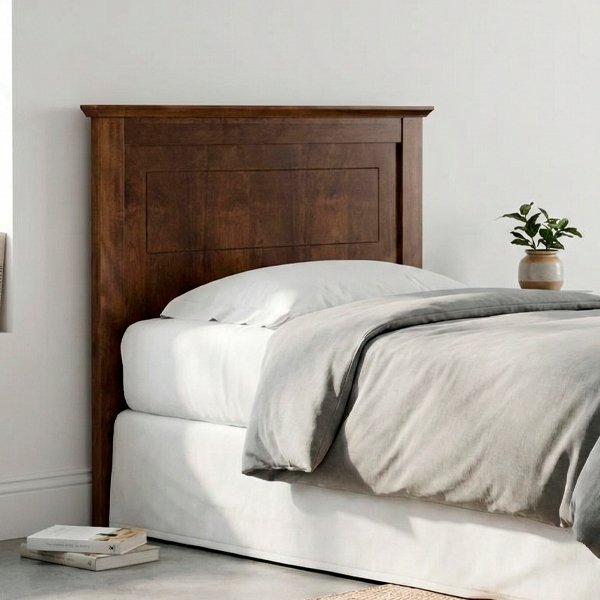 Respaldo de cama individual modelo Ensueño en madera de nogal con panel central decorativo y acabado satinado sobre fondo técnico.