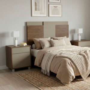 Dormitorio moderno con un respaldo de cama de madera y paneles beige, acompañado de dos mesas de luz a juego, cama con mantas tejidas y decoración en tonos tierra y madera clara.
