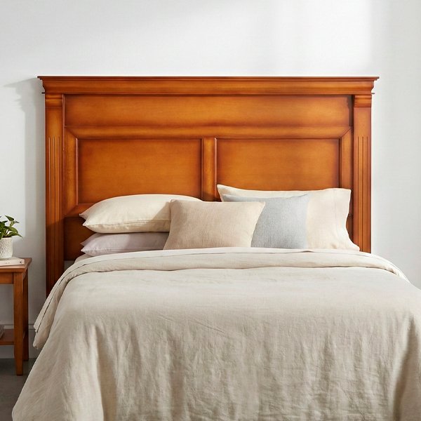 Respaldo de cama modelo Versalle fabricado en madera con acabado en tonos degradados y detalles de molduras clásicas sobre fondo blanco.