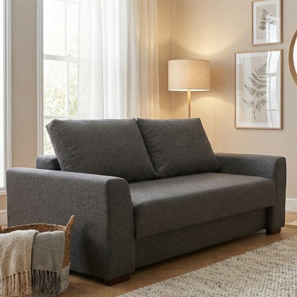 Sofá cama de dos cuerpos modelo Atlantis tapizado en tela color gris oscuro, mostrado en posición cerrada sobre un fondo blanco con sombras técnicas.