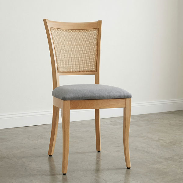 Silla de comedor modelo Marcela, fabricada en madera maciza de guatambú con respaldo tejido en esterilla natural de fibras orgánicas.