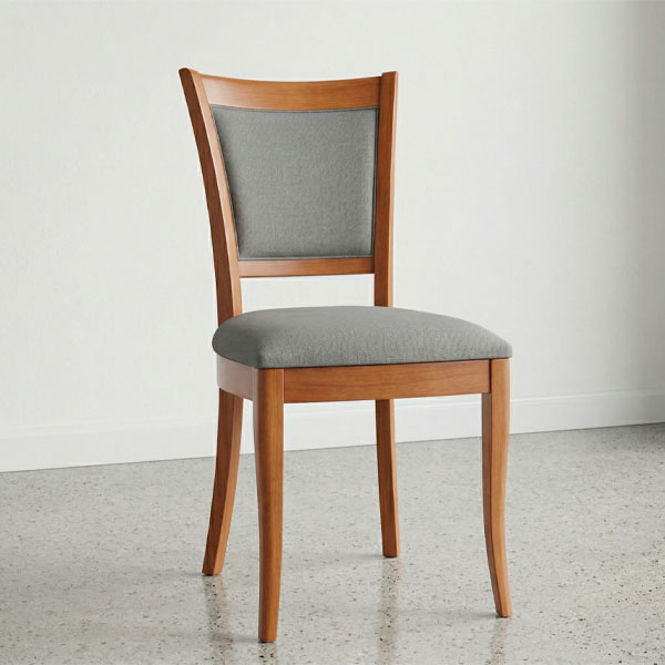 Silla de madera modelo Marcela con asiento y respaldo alto totalmente tapizados en tela color neutro.