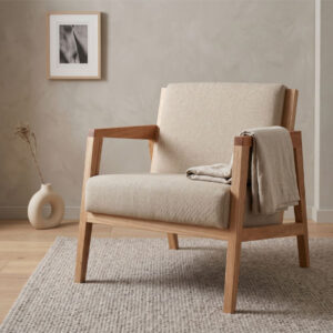 Sillón individual modelo Daven con estructura de madera maciza de paraíso en tono natural y tapizado en tela color beige, diseño de estilo escandinavo con líneas rectas sobre fondo blanco.
