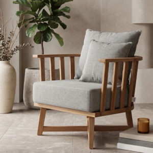 Sillón de diseño estilo Gervasoni fabricado en madera maciza de Zoita natural, con estructura de varillas verticales y almohadones de tela gris claro, mostrado en toma de producto técnica sobre fondo blanco.