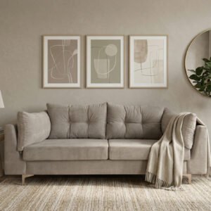 Una vista frontal de estudio de un moderno sofá de dos cuerpos modelo Nova, tapizado en una suave tela texturizada de color gris visón (taupe). El diseño destaca por sus líneas rectas en la estructura y el contraste de sus almohadones mullidos: cuatro grandes para el asiento y respaldo, y dos más pequeños e integrados como reposabrazos laterales. Los dos almohadones del respaldo presentan un sutil detalle de capitoné central con un botón. El sofá se eleva sobre cuatro patas metálicas delgadas de color plateado mate o peltre con forma de cuña, proporcionando un aspecto ligero y contemporáneo.