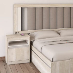 Mesa de luz modelo Kyomu fabricada en melamina color madera Helsinki, vista frontal.