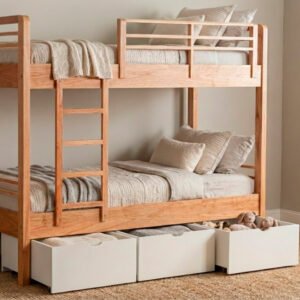 Cama cucheta de madera clara con escalera integrada y tres cajones blancos de almacenamiento debajo, ambientada en un dormitorio con tonos neutros.