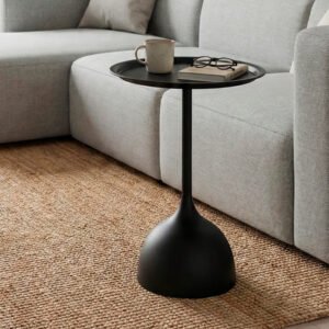 Mesa lateral redonda de metal negro mate con base en forma de gota y tapa tipo bandeja.