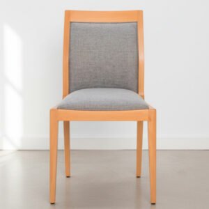 silla modelo Olsen Classic fabricada en madera clara de guatambú, con asiento y respaldo acolchados tapizados en tela color gris melange, sobre un fondo blanco minimalista.