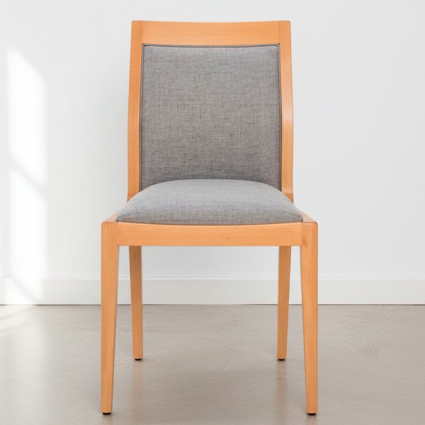 silla modelo Olsen Classic fabricada en madera clara de guatambú, con asiento y respaldo acolchados tapizados en tela color gris melange, sobre un fondo blanco minimalista.