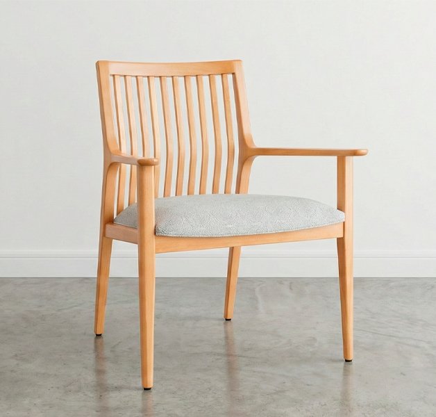 Elegancia nórdica y confort: el Sillón Olsen Nature destaca por sus líneas orgánicas en madera natural.