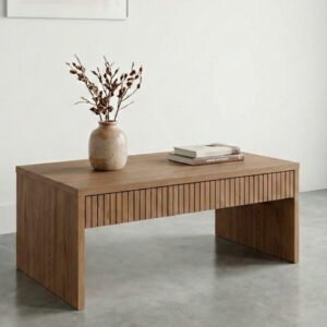Mesa de centro rectangular de madera con un cajón frontal de diseño ranurado o entablonado, estilo moderno y minimalista.
