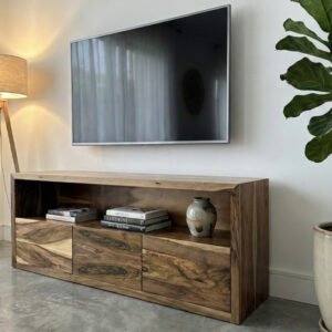 Mueble rack para TV fabricado en madera maciza de Guayubira con vetas naturales contrastadas, tres cajones frontales y estante superior abierto, visto en plano técnico sobre fondo blanco.