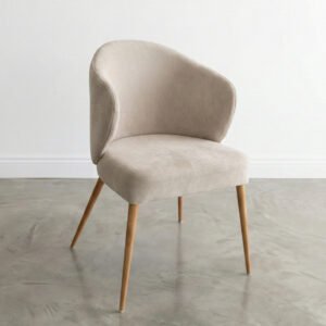 Silla Hortensia tapizada en tela color crema con patas de madera clara, vista técnica en ángulo de 45 grados sobre fondo blanco con sombras naturales.