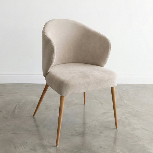 Silla Hortensia tapizada en tela color crema con patas de madera clara, vista técnica en ángulo de 45 grados sobre fondo blanco con sombras naturales.