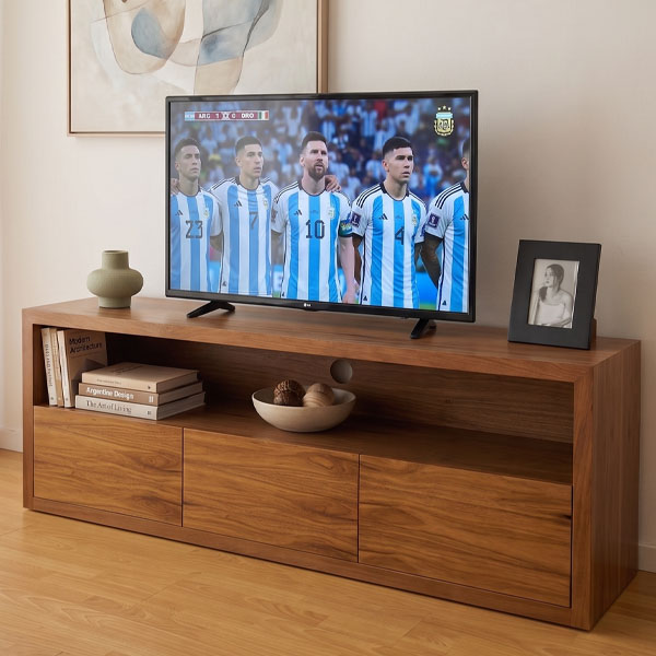 Rack de TV Raíces enchapado en madera natural disponible en terminaciones Peteribí, Paraíso y Guatambú, con diseño minimalista y líneas modernas.