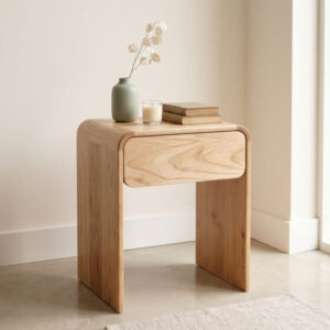 Mesa de luz Cloe de estilo nórdico en madera clara con cajón aislada sobre fondo blanco con sombras técnicas.