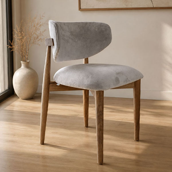 Silla Mila tapizada con respaldo curvo y estructura de madera maciza, disponible en Peteribí y Paraíso.