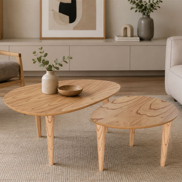 Mesa de centro Brisa de madera de paraíso, diseño orgánico con dos mesas de diferentes tamaños.