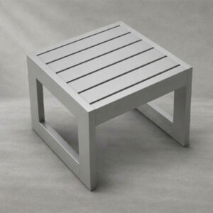 Banco Nova cuadrado de aluminio anodizado gris con diseño de listones.